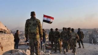 Dakarun Syria na kafa tutar kasar, a yankin da suka kwato daga hannun 'yan tawaye