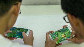 Юные игроки тренируются в мобильной игре Arena of Valor, подготовленной к боевому матчу, который проходит в торговом центре. Arena of Valor: 5v5 Arena Game, самая популярная мобильная игра в Китае, разработанная компанией Tencent Inc, которая является крупнейшим в мире разработчиком мобильных игр.