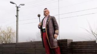Una estatua de Lenin pintada