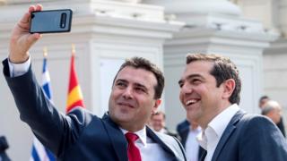 Премьер-министр Северной Македонии Зоран Заев (слева) делает селфи со своим греческим коллегой Алексисом Ципрасом перед их встречей в Скопье 2 апреля 2019 года.