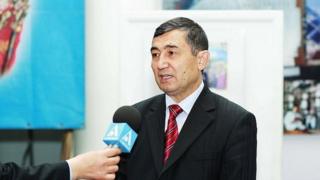 Насриддин Муҳаммадиевнинг интервью бераётган фотосурати