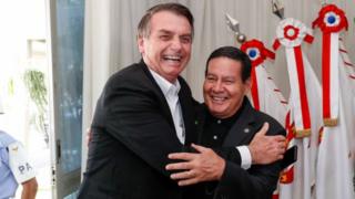 Bolsonaro e Hamilton Mourão se abraçam, em março de 2019