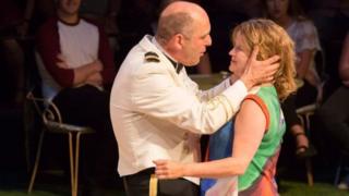 John Ramm fel Benedick a Lisa Palfrey fel Beatrice
