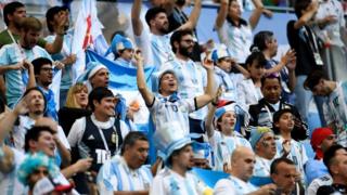 Hinchada argentina canta en Rusia.