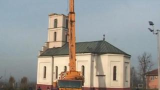 Телевизионные кадры, демонстрирующие снятие колоколов приходской церкви Сопича в Сербии.