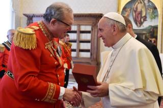 El británico Matthew Festing, el gran maestro de la Orden de Malta (izquierda) y el papa Francisco.