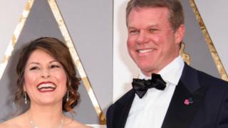 Martha Ruiz y Brian Cullinan en la alfombra roja.