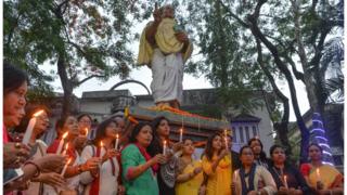 বিদ্যাসাগরের মূর্তি ভাঙ্গার প্রতিবাদে শিলিগুড়িতে মোমবাতি জ্বালিয়ে বিক্ষোভ।