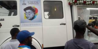 Gari lililobeba jeneza mwili wa marehemu Tchesekedi likiwa tayari katika uwanja wa Kinshasa kuusubiri mwili wake