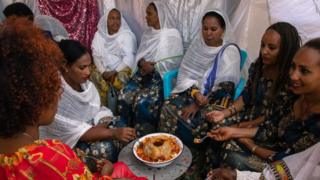 Des femmes à table lors d'un mariage à Asmara, la capitale érythréenne, le 22 août 2019