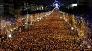 Dubban mutane ne suka yi dandazo a tsakiyar birnin Paris don gane wa idonsu bikin murnar sabuwar shekara