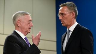 Министр обороны США Джеймс Мэттис (слева) и генеральный секретарь НАТО Йенс Столтенберг