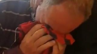 El padre de Mai Garde no puede contener las lágrimas.