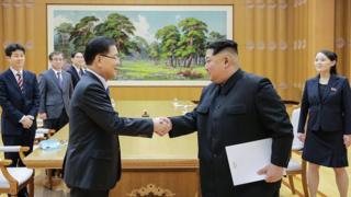 대북 특사단은 5일 평양 조선노동당 본관에서 김정은 북한 노동당 위원장과 4시간 가량 만찬을 겸한 회동을 했다