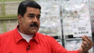 На раздаточном материале, сделанном Мирафлорес, изображен президент Венесуэлы Николас Мадуро во время мероприятия в Каракасе, Венесуэла