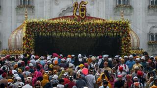 Sikh devotees gather to pay their respects on the occasion of the 550th birth anniversary of Sikhism founder Guru Nanak Dev at Gurudwara Bangla Sahib in New Delhi on November 12, 2019