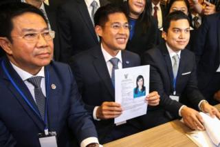 ร.ท. ปรีชาพล พงษ์พานิช หัวหน้าพรรคไทยรักษาชาติ (ทษช.) แสดงเอกสารของทูลกระหม่อมหญิงอุบลรัตนฯ มหิดล ในฐานะบัญชีรายชื่อนายกรัฐมนตรีของพรรค ทษช. เมื่อวันที่ 8 ก.พ.