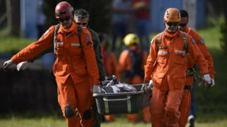 Bombeiros carregam corpo encontrado em Brumadinho (MG)