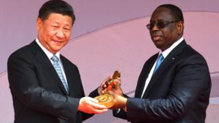 Xi Jinping a symboliquement remis à Macky Sall les clefs de l'arène nationale de lutte de Pikine, lors d'une cérémonie.