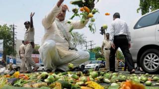 Farmers throwing vegetables on a road during a protest as part of the Maharashtra bandh over various demands in Nagpur, Maharashtra