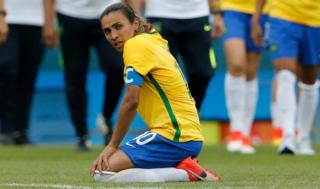 Marta lamenta la derrota de Brasil.