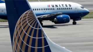 Indege yaUnited Airlines vyabaye ngombwa ko yururukira i Denver, Colorado, inyuma y'aho umugore aheze mu kazu ka surwumwe