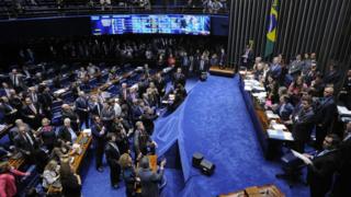 Senadores em sessão nesta terça