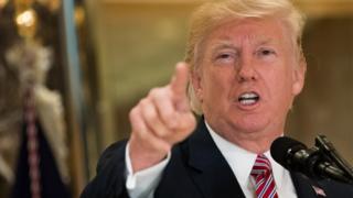 記者会見するトランプ大統領(15日、ニューヨーク)