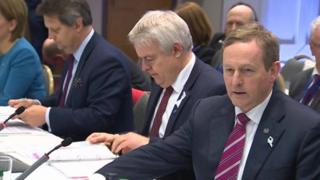 Carwyn Jones (canol) yn eistedd ar bwys Taoiseach Iwerddon, Enda Kenny