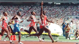 Dans la vidéo de 90 secondes, l'athlète canadien apparaît à son bureau entouré de trophées.