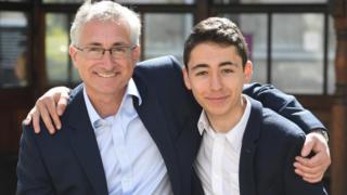 El cardiólogo David Wald con su hijo de 16 años, Ben.