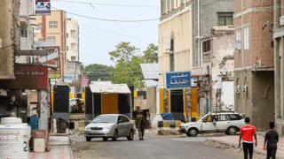 قوات الحكومة سيطرت على القصر الرئاسي والمطار في عدن