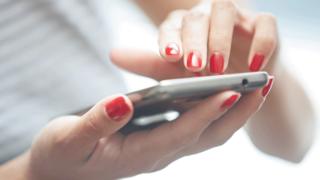Mujer usando un celular
