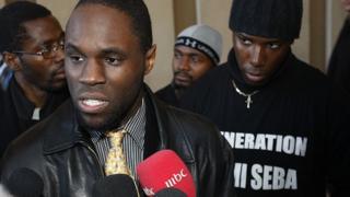 Kémi Séba (au premier plan) dénonce souvent les rapports qu'entretiennent les gouvernants africains avec leurs homologues occidentaux.