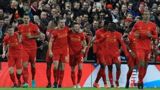 L'équipe de Liperpool fêtant un but marqué