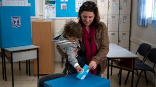 امرأة إسرائيلية تصوت في القدس