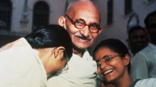 Mahatma Gandhi ríe con sus nietas Manu (izq.) y Abha (der.) en Nueva Delhi