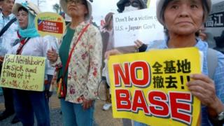 Okinawa'daki ABD askerlerini protesto eden Japonlar
