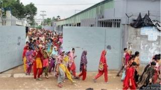 গত বেশ কিছুদিন ধরেই শ্রমিকরা কারখানায় হাজিরা দিয়ে কর্মস্থল ত্যাগ করছিলেন