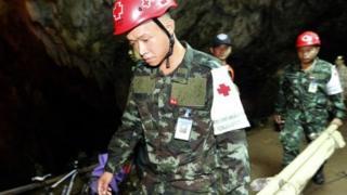 Quân đội, thợ lặn và đặc công làm việc suốt ngày đêm để tìm nhóm thiếu niên mất tích.