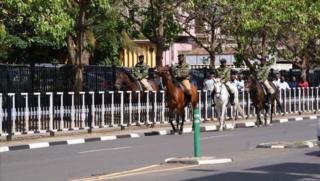 Polisi wakipiga doria nje ya bunge wakati wa kusomwa kwa bajeti