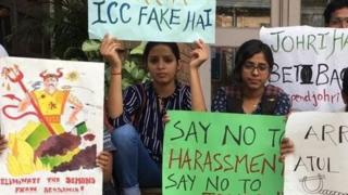 जेएनयू के प्रोफेसर के खिलाफ प्रदर्शन करते छात्र