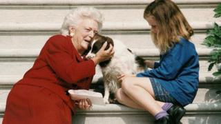 L'ancienne première dame Barbara Bush avec son chien et sa petite-fille Barbara, à la Maison Blanche.