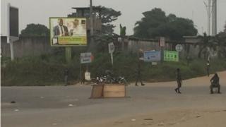 Des militaires au Carrefour Faya à côté du camp d'Akouedo