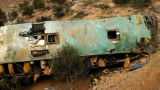 Bus que cayó por un acantilado en la costa sur de Perú.