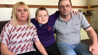Reuben a'i rieni Emma Wood a Rob Lewis