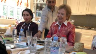 Sheikha Latifa y Mary Robinson, expresidenta de Irlanda y exfuncionaria de la ONU, en una mesa