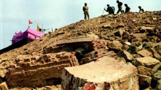 6 दिसंबर 1992 को अयोध्या में ढहाई गई थी बाबरी मस्जिद, जिससे पूरे देश में हंगामा शुरू हो गया था