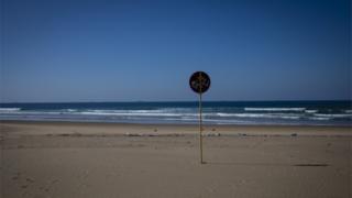 Eine verlassene Durban-Strandfront am Tag 43 einer nationalen Sperrung in Johannesburg, Südafrika, 9. Mai 2020