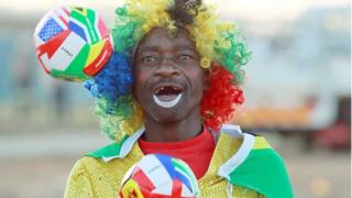 Clown wey dey juggle ball